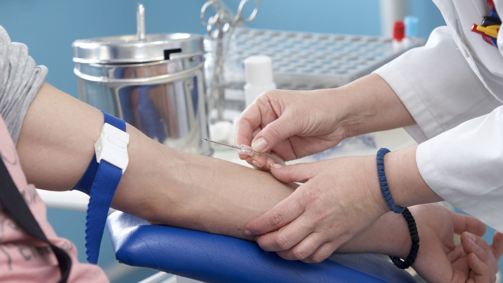 Încă un caz revoltător în sănătate: Mii de români, nevoiţi să aştepte pentru analize medicale