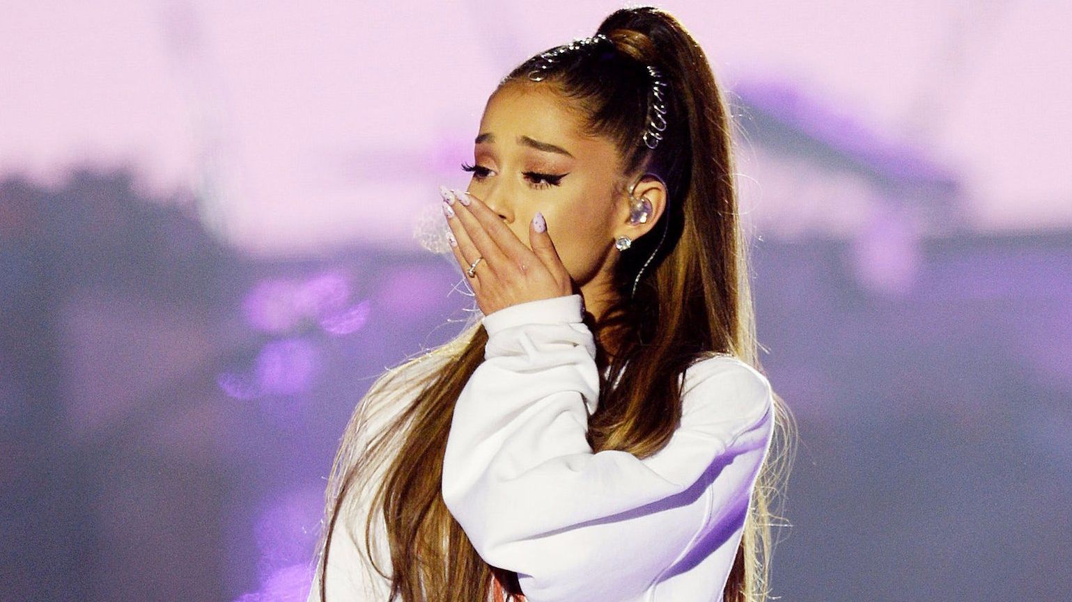 Ariana Grande s-a tatuat în memoria victimelor de pe Manchester Arena. Ce reprezintă desenul