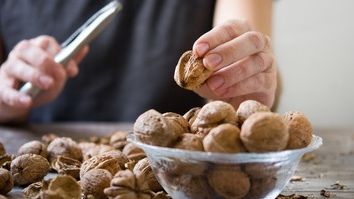A pus câteva coji de nucă la fiert şi s-a spălat pe cap cu apa obţinută. După o oră, ŞOC!