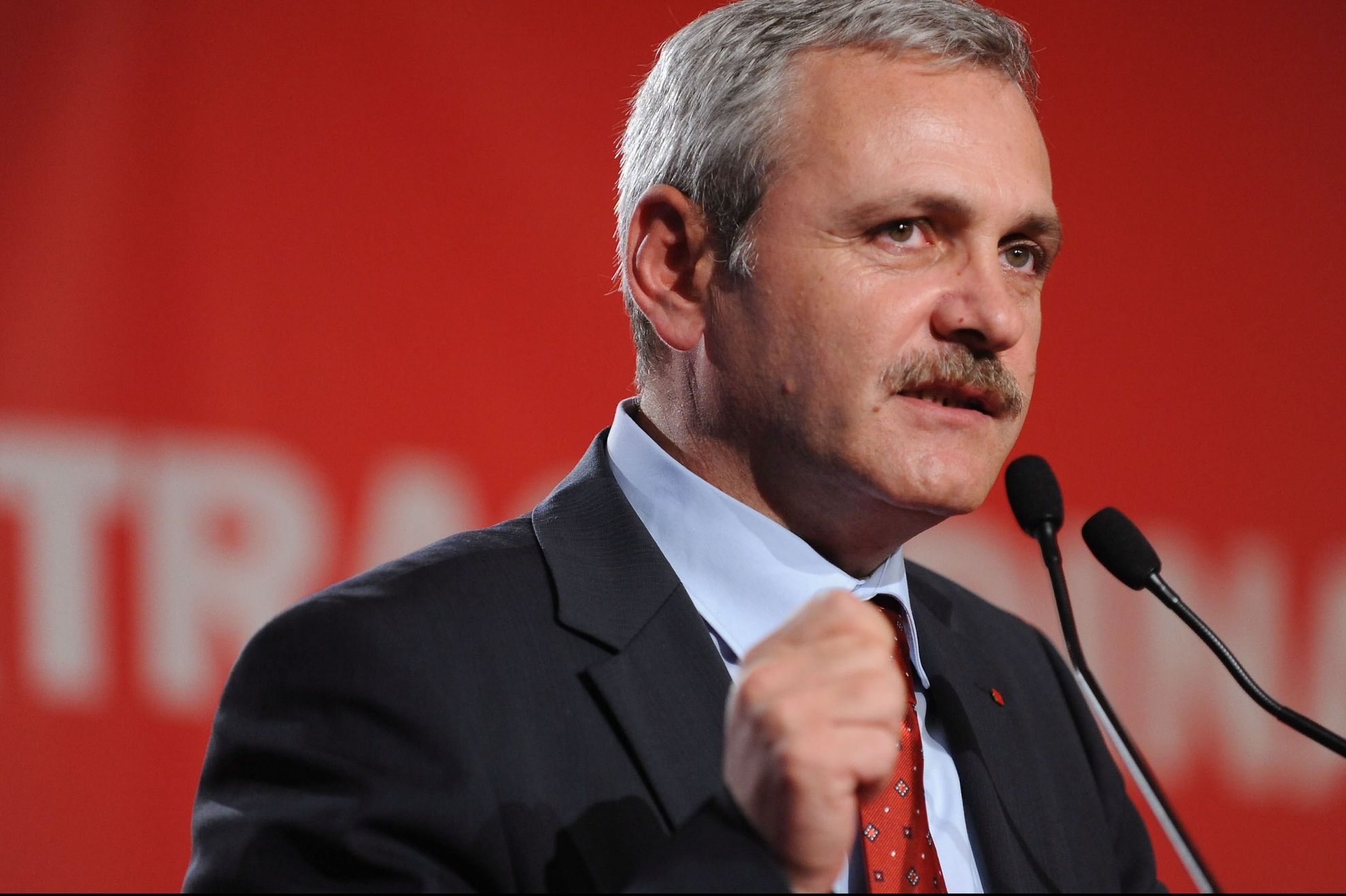 Dragnea, dialog ireal cu reporterii. De ce Vâlcov e angajat al Senatului? Răspuns: ”Pentru că e bun”