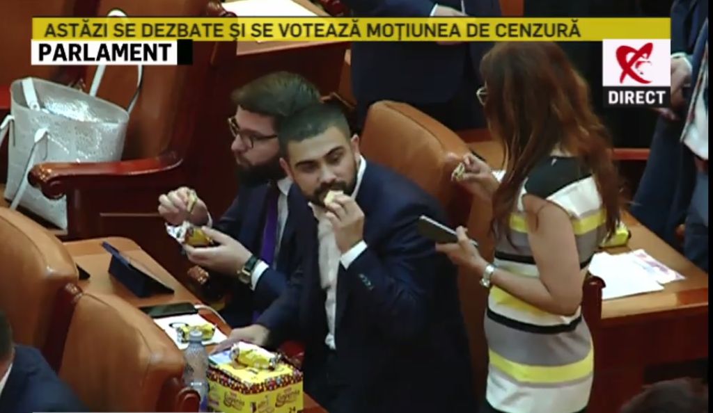 Parlamentarii, îndulciți cu biscuiți înainte de votul pe moțiune