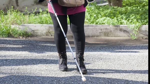 O femeie s-a prefăcut că este nevăzătoare timp de aproape 30 de ani! Motivul este HALUCINANT