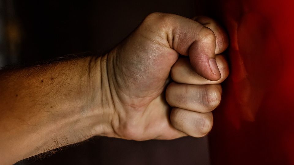 Un bărbat din Alba Iulia, bătut în toaleta unui local: "Nu a spus nimic, doar mă lovea". Ce a urmat