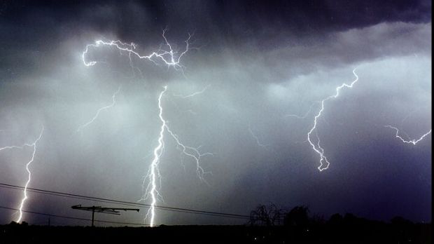 Averse, descărcări electrice şi intensificări ale vântului în 11 judeţe. Care sunt zonele afectate