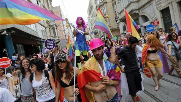 VIOLENŢE la Istanbul, la marșul diversității: poliția a tras cu gloanțe de cauciuc 