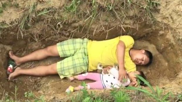 Se joacă în fiecare zi cu fiica lui într-un mormânt. Motivul ÎNFRICOȘĂTOR pentru care face asta