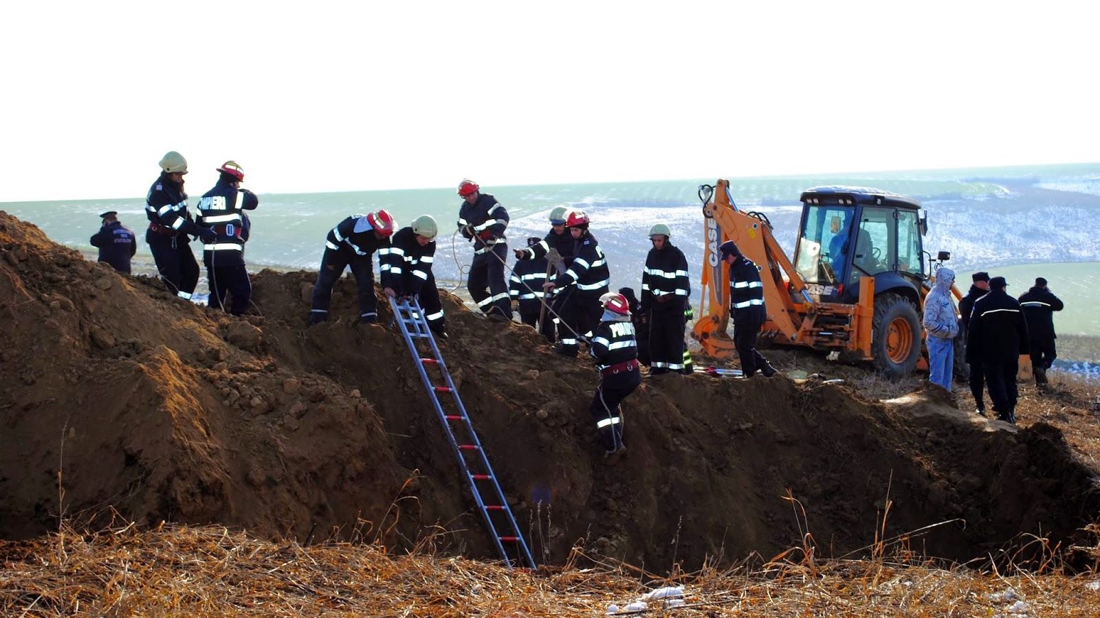 Accident teribil la Vâlcea: victimă prinsă sub un val de pământ nu prezintă semne vitale