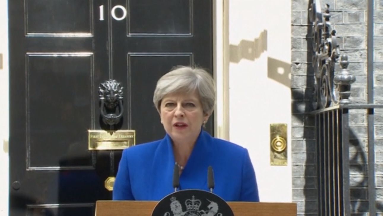 ”Să mergem la lucru”. Theresa May repară eșecul în alegeri printr-un discurs mobilizator