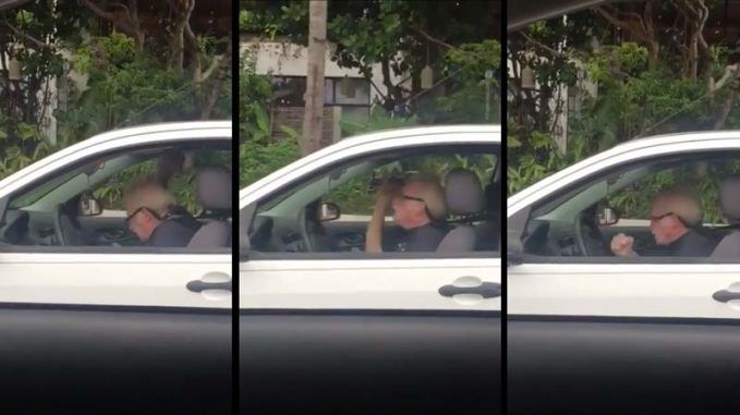 Imagini HALUCINANTE! Un bunic a surprins pe toată lumea din trafic.Ce făcea el la volan pe Metallica