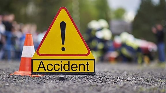 Accident cu 6 răniţi, în apropiere de Alba Iulia. Un microbuz cu muncitori s-a ciocnit cu o maşină
