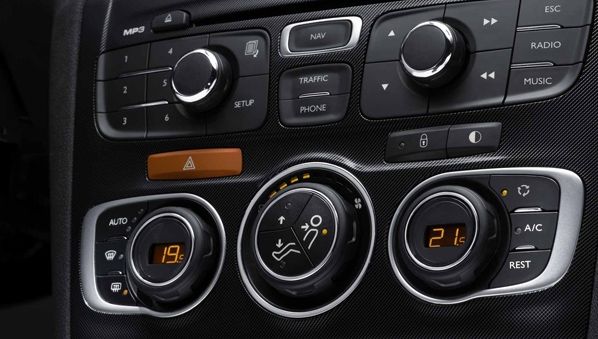 De ce să NU porneşti aerul condiţionat imediat după ce urci în maşină