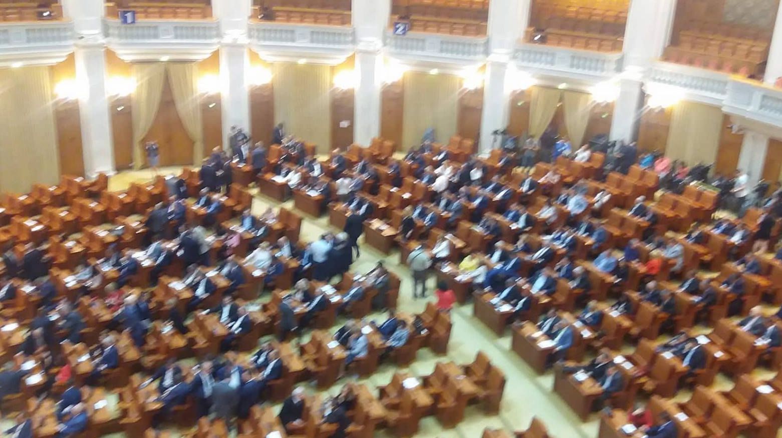 Scandal în Parlament, între traseişti: "Trădătorule, nu ţi-e ruşine?! Dă-ţi demisia"