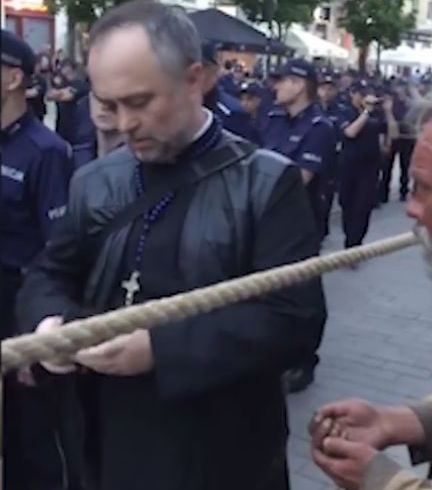 Acest preot a devenit celebru pe internet, după ce s-a răzgândit când a vrut să ajute un cerşetor