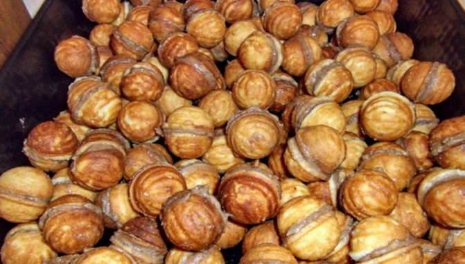 Nuci umplute, desertul copilăriei. Cea mai delicioasă reţetă!