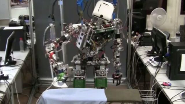 Robotul pe care orice femeie şi-l doreşte acasă! Calcă şi spală fără probleme