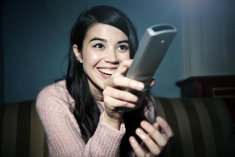 Fază comică la un post de ştiri: cum a apărut prezentatoarea. Telespectatorii au zis că nu văd bine