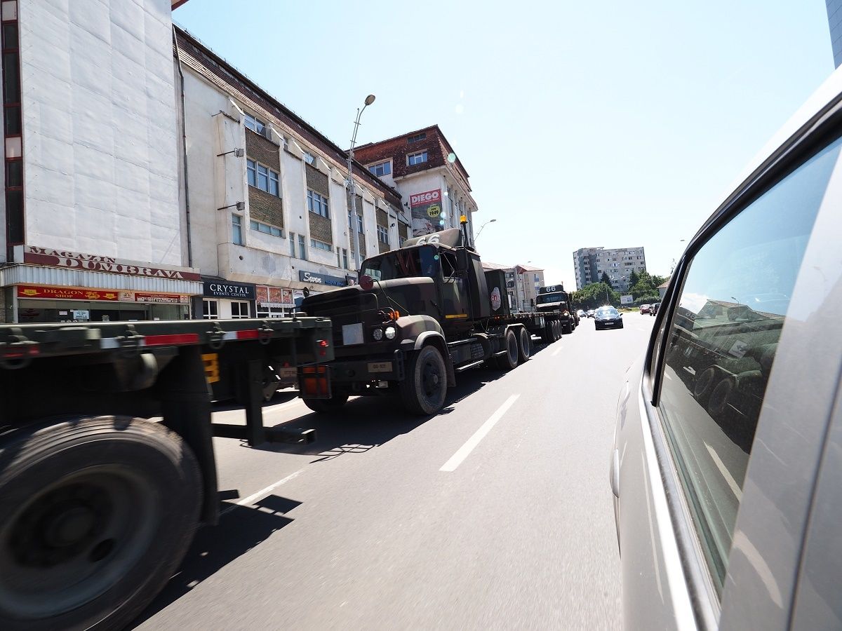 Camion NATO, implicat într-un accident într-un sens giratoriu din Sibiu