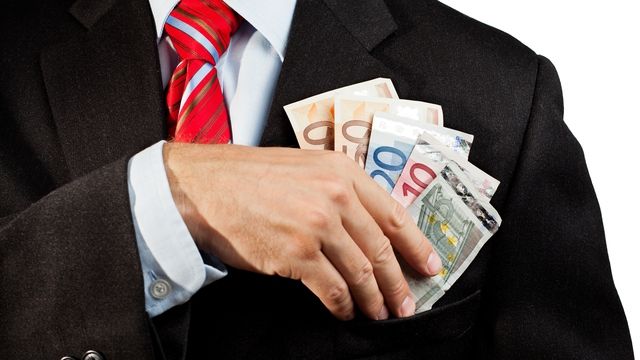 NABABII de la stat. Salarii de zeci de mii de lei pentru funcționarii care plimbă acte