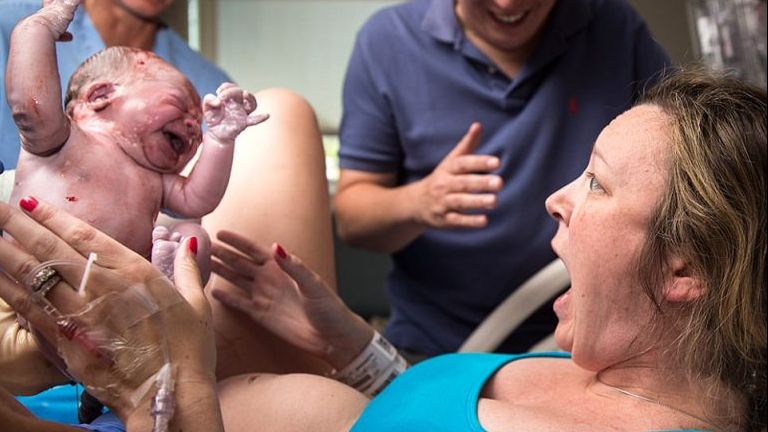 Cum reacţionează o mamă atunci când îşi vede bebeluşul pentru prima dată: E prima dată când văd asta