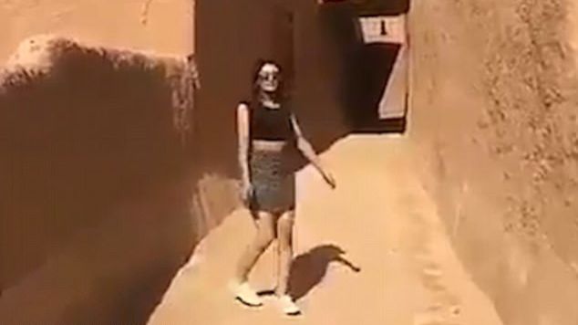 A mers pe stradă în această țară și a fost ARESTATĂ. Motivul este HALUCINANT