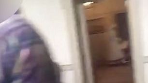 S-au dus într-un palat vechi și au început să filmeze. Ce au surprins este HALUCINANT