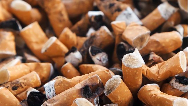 Ce se întâmplă dacă reaprinzi o țigară stinsă. Efectul e grav