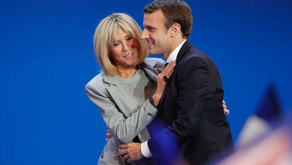 Brigitte Macron şi-a schimbat stilul vestimentar. Prima doamnă a Franţei, extrem de elegantă!