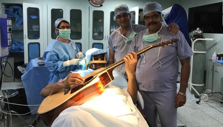 HALUCINANT! Cântă la chitară în timp ce este operat pe creier