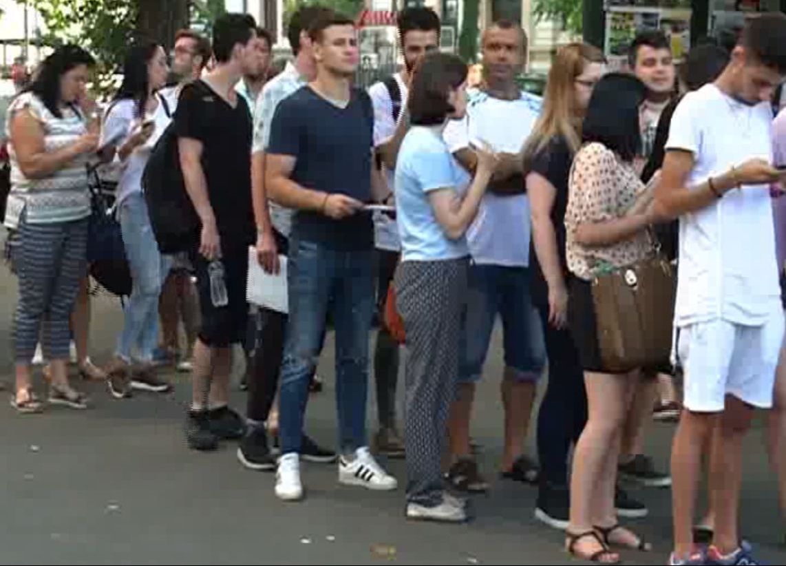 ADMITERE FACULTATE 2017. Au început înscrierile la ASE. Cozile s-au format de la 5 dimineața 