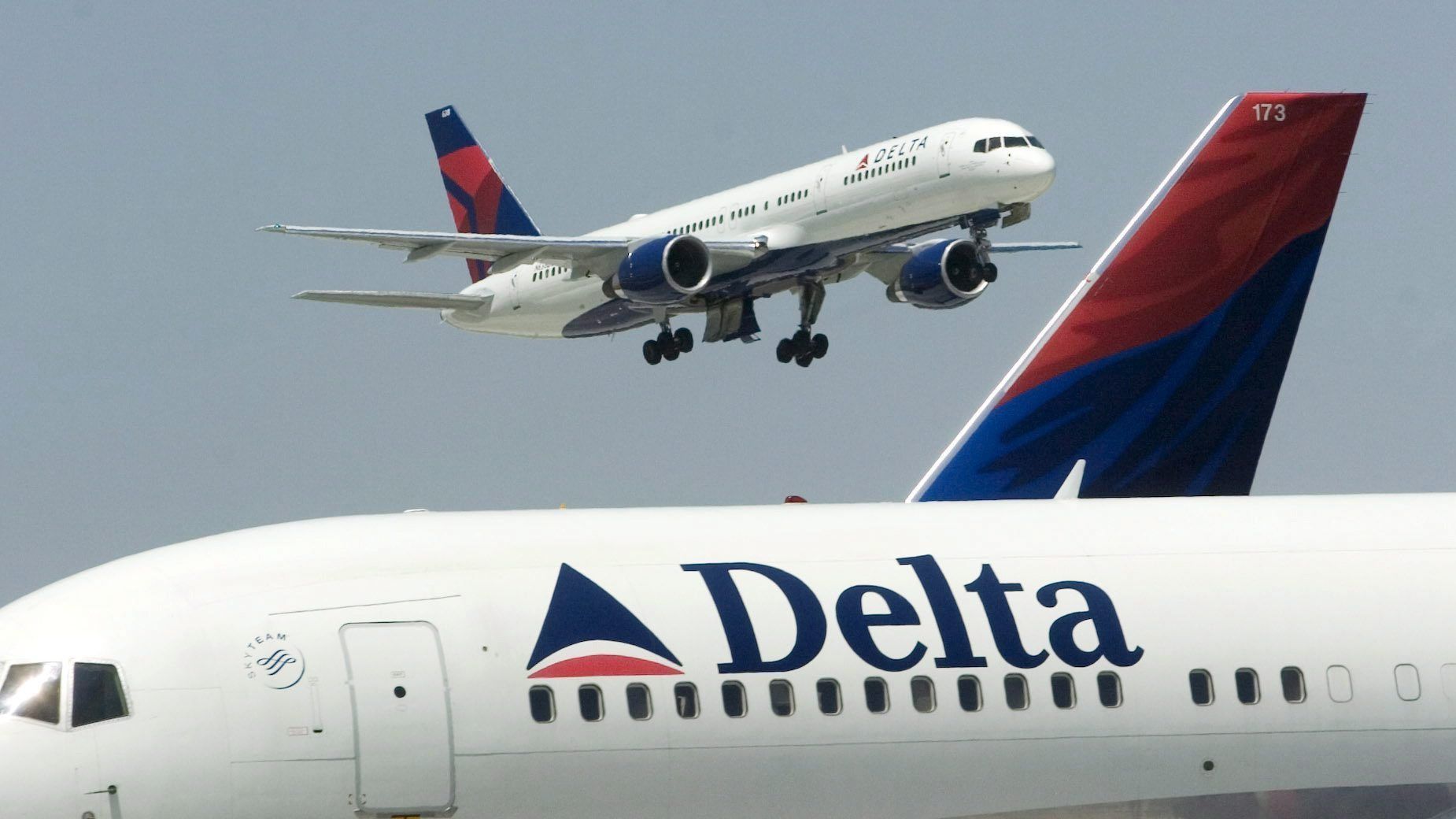 Alertă pe aeroport! Aeronavă forțată să aterizeze după ce un pasager a atacat membrii echipajului