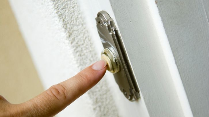 Localitatea în care noaptea o femeie necunoscută plânge la uşile oamenilor. Adevărul e GROAZNIC!