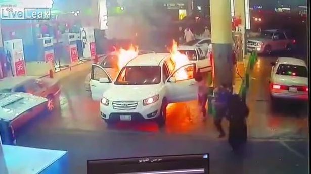 Internetul râde în hohote. Ce s-a întâmplat imediat după ce un SUV a luat foc la benzinărie