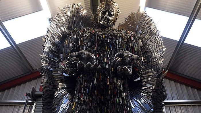 Un sculptor a construit un ÎNGER gigant folosind cel mai neobişnuit material. Motivul e emoţionant