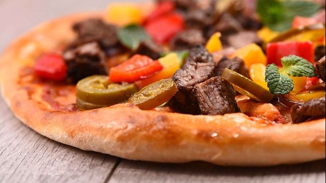 Cum faci pizza cu doar două ingrediente