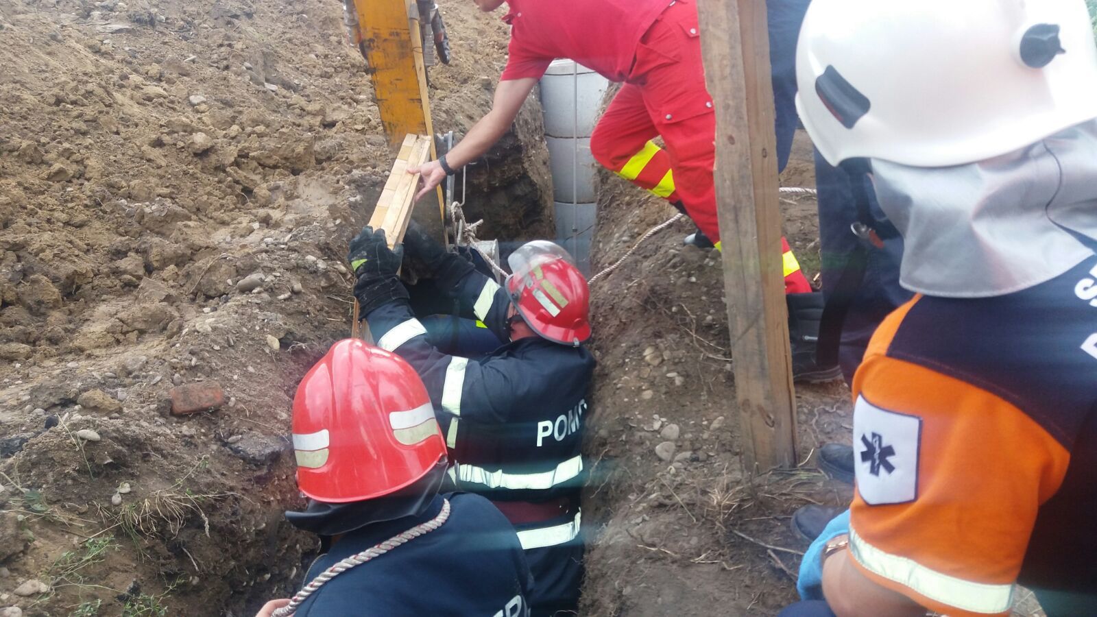 Scenă dramatică. Un bărbat a fost îngropat de viu