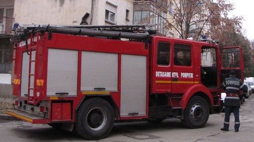 Incendiu violent la Tulcea. Trei autoturisme au fost distruse de flăcări