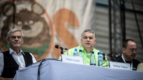 Incidente la discursul lui Viktor Orban de la Tușnad. O protestatară, agrestă și evacuată