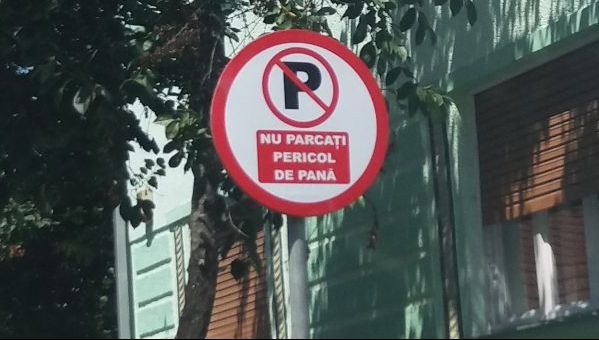 Se întâmplă în România! Un om de afaceri și-a făcut propriul indicator rutier 