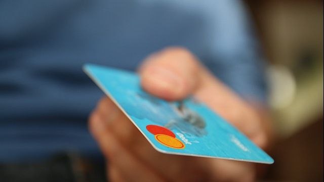 Ce să nu plătești niciodată cu cardul. Folosește numai bani cash