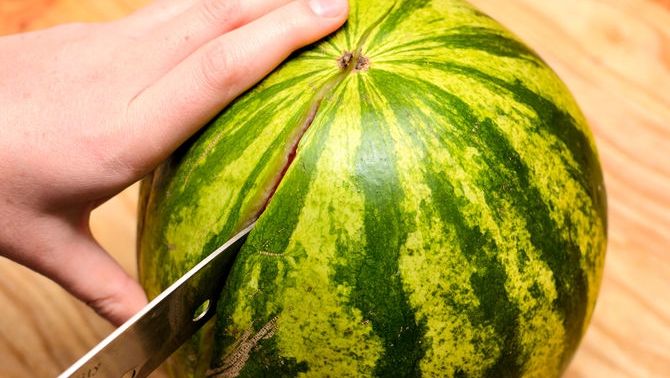 A cumpărat un pepene verde dintr-un magazin. L-a tăiat...SURPRIZĂ! Ce este asta?