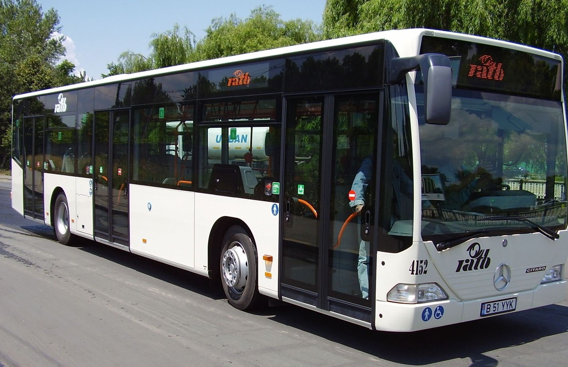 Din autobuz, la spital. Şase călători răniţi, după ce şoferul a frânat brusc