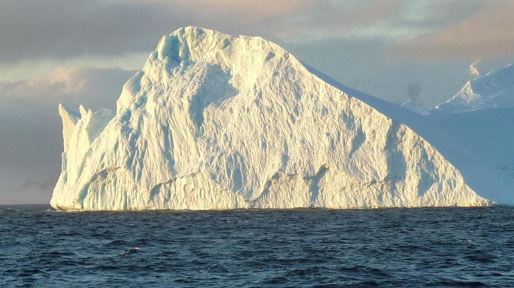 Un aisberg gigant, de circa 6.000 kmp, s-a desprins de Antarctica