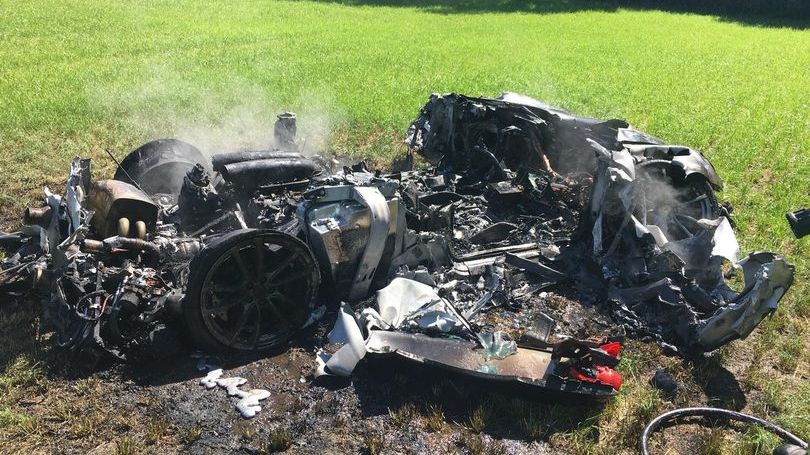 La o oră după ce și-a luat un Ferrari cu 220.000 de euro a sfârșit într-un morman de fiare 