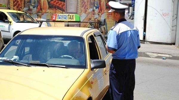 Şofer de taxi reţinut, după ce a furat telefonul unui client