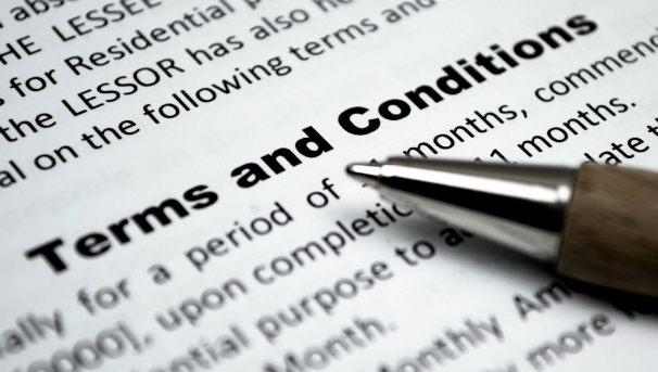 N-au citit "termenii şi condiţiile" şi uite ce au păţit! Au ÎNLEMNIT când au aflat adevărul