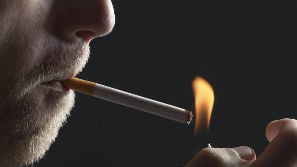 Anunț șocant pentru fumători! Ce se întâmplă dacă reaprinzi o țigară