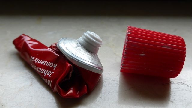 De ce trebuie să-ți ungi pielea cu puțină pastă de dinți, vara. Efectul e incredibil