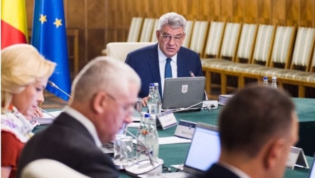 Guvernul a decis: Angajaţii care au contracte part-time plătesc contribuţiile pentru salariul minim
