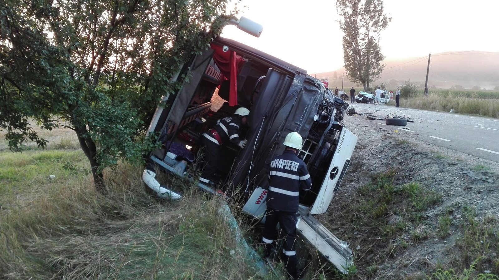 Accident GRAV cu un autocar în Cluj. 8 victime, transportate la spital 