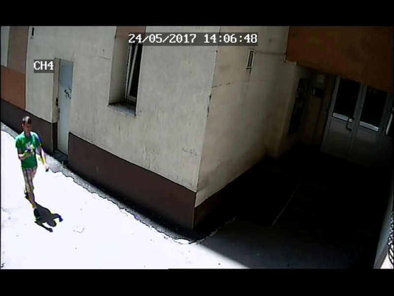 GALERIE FOTO. Acest tânăr este căutat de Poliţia Capitalei. Îl recunoşti?
